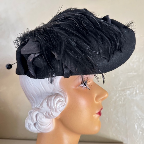 SPLENDID 1940s\' BLACK HAT WITH ROOSTER FEATHERS, SATIN BANDS, HAT PIN + VEILING main image 9